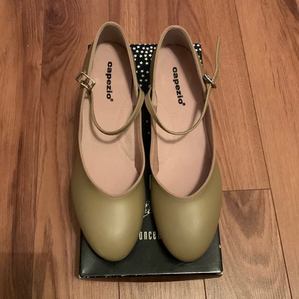 Women’s Jr Footlight wrap Capezio heel tap shoes- tan, size 10. Barely worn!